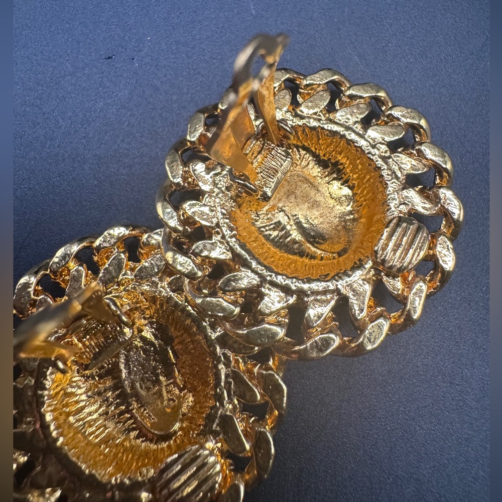LOT 1530 24K gold plated CHANEL vintage clip on earrings - Picture 7 of 10